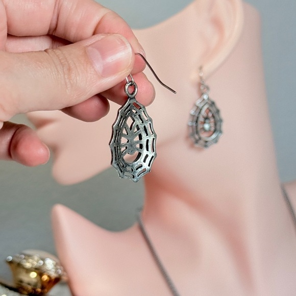 ⚜️🕷️Silver Spider Web Earrings 🕸️❤️🔥 - Picture 6 of 7